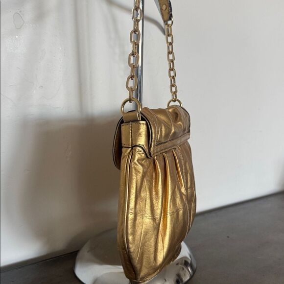 Antonio Melani Gorgeous Gold Metallic Leather Shoulder Hand Bag with Chain Strap - Picture 4 of 16